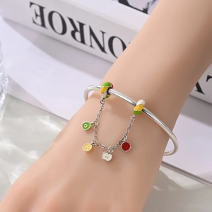 Bracciale argento con ciondoli a forma di frutta in smalto colorato come mela e limone