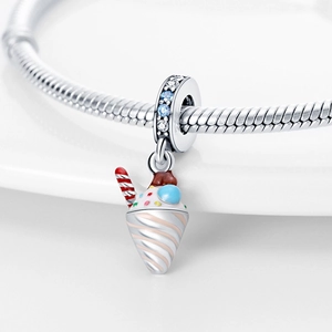 Détail macro du pendentif cornet de glace en argent avec émail rose et zircon bleu