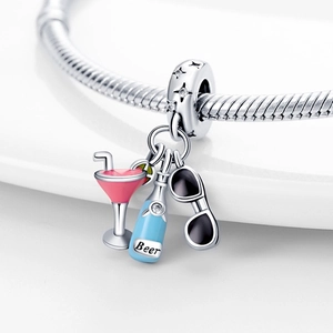 Charm cocktail et bouteille de bière en argent avec émail et motifs d'étoiles
