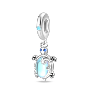 Détail du pendentif tortue en argent avec pierre de lune bleue et étoile
