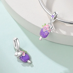 Vista macro de charm de plata de gato y helado con esmalte lila e incrustaciones