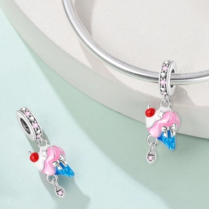 Detalle de dijes de helado con esmalte rosa y azul en una cadena de serpiente de plata fina