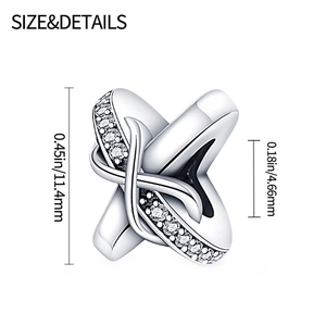 Détail macro de breloque en X argentée sertie de zircons pour bracelets DIY