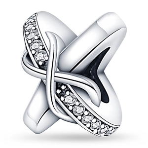 Détail du charm en argent avec sertissage de zircons et design croisé en forme de X
