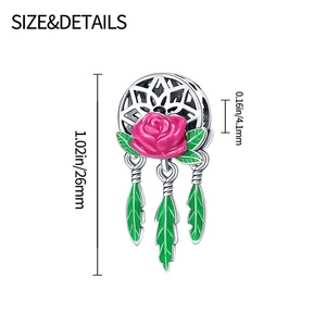 Detailsicht des Silber-Traumfänger-Anhängers mit rosa Rose und grünen Emaille-Federn, 26mm
