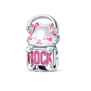 Detail van zilveren kattenbedeltje met roze rockteken voor DIY-armbanden