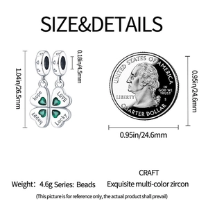Details des Kleeblatt-Anhängers mit grünen Zirkonia-Herzen und 26,5 mm Höhe