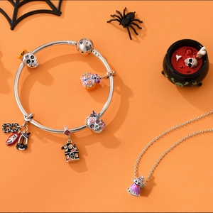 Macro-opname van Halloween-charms met S925-gravure op zilveren pompoen- en schedelhangers
