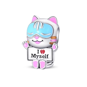 Macro-detail van kattenbedel met I Love Myself bordje en blauw oogmasker in emaille zilver