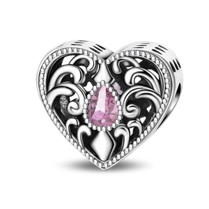 Vue détaillée du charm cœur en argent avec pierre poire rose et gravure filigrane