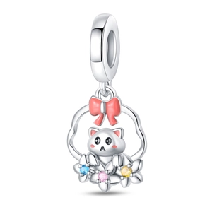 Détail d'un charme chat en argent S925 avec nœud en émail rose et zircons colorés
