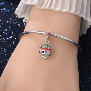 Detailweergave van een zilveren Halloween-armband met kleurrijke bedels op een model