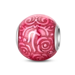 Dettaglio di un charm in smalto rosa con fiori e finitura in argento lucido