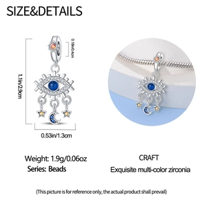 Dettaglio macro dello charm in argento 925 con occhio e zircone blu con misure indicate
