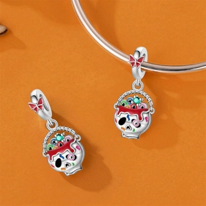 Detail van zilveren schedelmandje bedeltje met gekleurd emaille voor Halloween armband