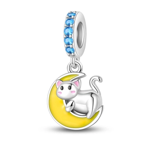 Gros plan détaillé du pendentif chat en argent sur lune jaune avec pierres bleues
