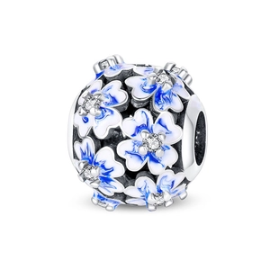 Détail macro du charm fleur en émail bleu avec zircone étincelante sur perle d'argent