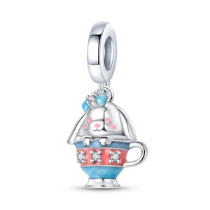 Gros plan d'une breloque lapin en argent avec émail coloré et zircons pour bracelet DIY