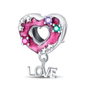 Détail du charm cœur rose avec émail pailleté, étoiles en zircone et pendentif LOVE