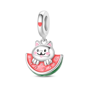 Detailansicht eines Silber-Anhängers mit Katze, Wassermelone aus Emaille und Herz