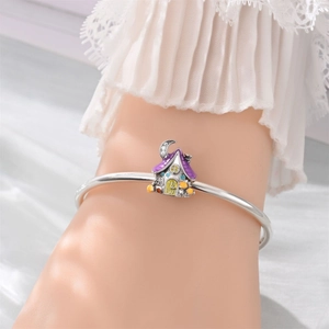 Detailaufnahme von Silberarmband mit lila Feenhaus-Emaille-Anhänger und Sichelmond-Verzierung