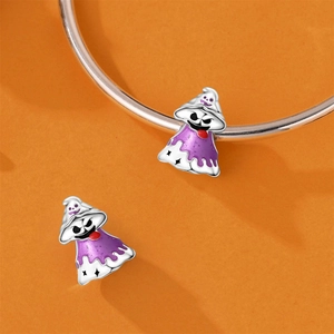 Macro-opname van Halloween spookbedeltje met paars emaille op een zilveren armband