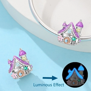 Leuchtender Märchenhaus-Anhänger mit violettem Emaille und Zirkon für DIY-Armbänder