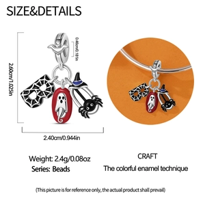 Detail van Halloween spook en spin bedel met afmetingen van 2,6 cm op zilveren armband
