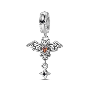 Gothic vleermuis hanger van zilver met rode edelsteen en zwart hart voor armbanden