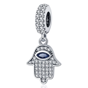 Detalle del dije Mano de Fátima en plata con ojo azul para pulseras de cuentas DIY