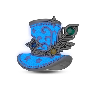 Makroaufnahme von versilbertem Zauberhut-Anhänger mit blauem Email und Stern-Detail