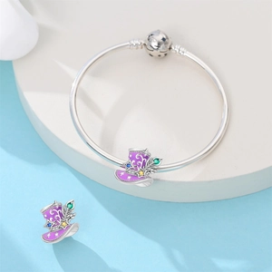 Nahaufnahme der lila Emaille-Zauberhut-Perle mit bunten Zirkonsteinen auf Silberarmband
