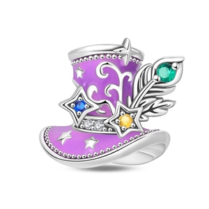 Detailansicht eines Zauberhut-Charms mit lila Emaille und bunten Zirkonia-Steinen
