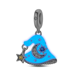 Makroaufnahme des im Dunkeln leuchtenden Zauberhut-Charms mit blauem Glitzer und Mond