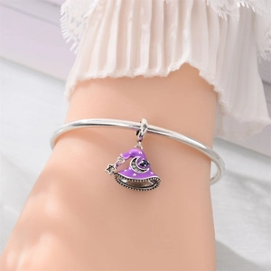 Nahaufnahme von silbernem Zauberhut-Anhänger mit lila Emaille auf einem Perlenarmband