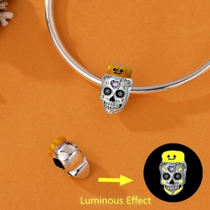 Lichtgevende Halloween pompoen schedel bedeltje met gloei-effect op zilveren armband