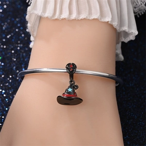 Detail van zwarte emaille heksenhoed bedel met blauwe ster op een zilveren armband
