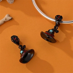 Close-up van Halloween heksenhoed bedeltjes met blauwe sterren voor doe-het-zelf sieraden