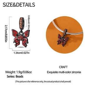 Detail van een zwarte vlinderbedel met rode roos en zirkonia voor DIY-armbanden