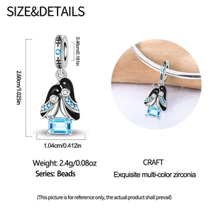 Detalle de abalorio de pingüino con circonita azul y esmalte para pulseras de plata