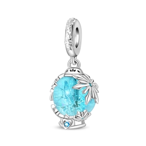 Nahaufnahme von Winter-Schneeflocken-Charm mit blauem Glas und silbernem Herzdetail