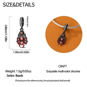 Detailoverzicht van zilveren spinnenbedel met rode zirkoon voor Halloween-armbanden
