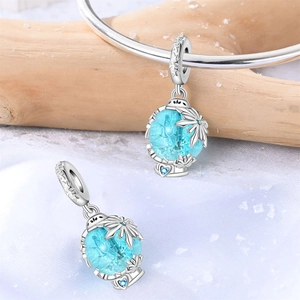 Winterlicher Schneeflocken-Anhänger mit blauem Kristall und Gravur für DIY-Armbänder