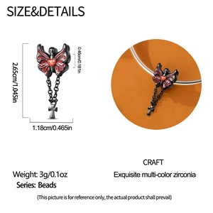Macro-opname van gotische schedel vlinderbedel met rood zirkoonhart voor DIY-armbanden