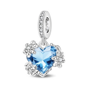 Nahaufnahme von blauem Herzanhänger mit silberner Schneeflocke und Pavé-Fassung