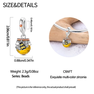 Detailansicht eines Silber-Bienenanhängers mit gelber Zirkonia-Honigtopf am Armband