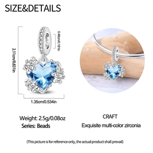 Detailansicht eines Herzanhängers mit blauem Zirkon und Schneeflocken für Armbänder