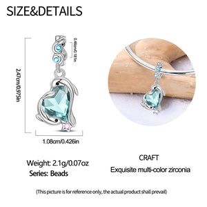 Makro-Detail des Herz-Delfin-Charms mit blauem Zirkon und genauen Maßangaben