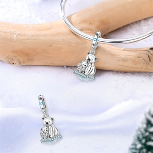 Abalorio de oso polar en plata con circonitas azules y enganche grabado con estrellas