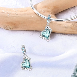 Delfin Anhänger versilbert mit herzförmigem blauem Kristall für DIY Armbänder